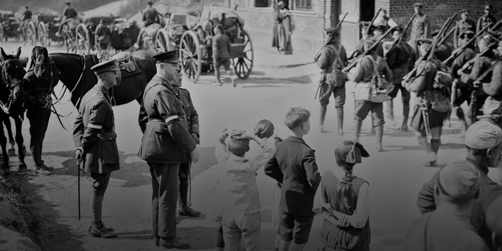 Le Général Sir Arthur Currie et quelques enfants observent les soldats qui marchent vers un cantonnement de repos après l’action à la cote 70