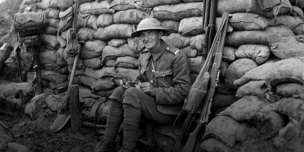 Un Canadien savoure des aliments de chez lui. Juillet 1917