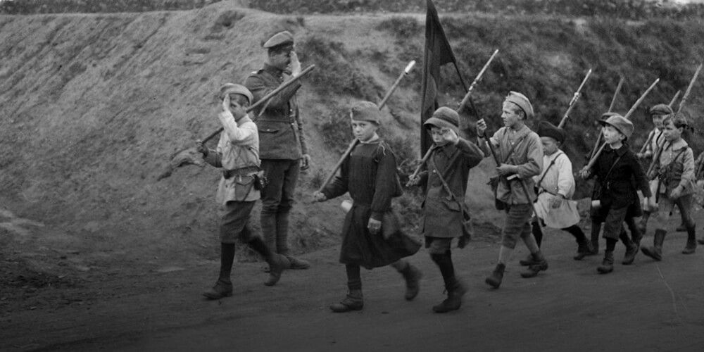 Des enfants français saluent un soldat canadien